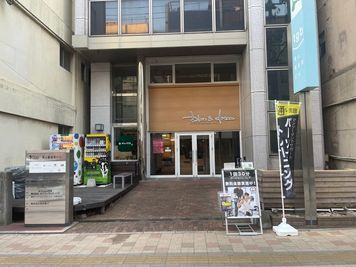 パーソナルトレーニングジムWITH徳山駅前店の入口の写真