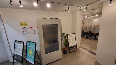 web会議や面接利用にオススメのボックスタイプの個室席 - コインスペース横浜駅西口店（相鉄ムービル）