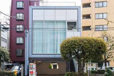 大久保通りに面しています。都会にこつ然と現れる４階建てビルの２フロアを貸切でご利用いただけます - アプレ神楽坂スタジオの外観の写真