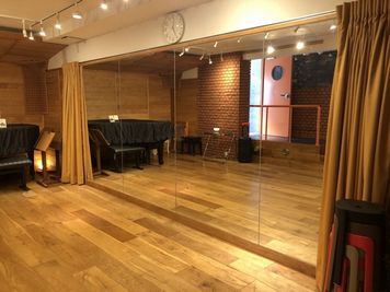 大型壁面いっぱいの鏡あり！ - 《Fali-Studio》調布三鷹吉祥寺レンタルスペース  音楽ホール【調布🎻三鷹🎵吉祥寺】深大寺/ピアノ有/カラオケの設備の写真