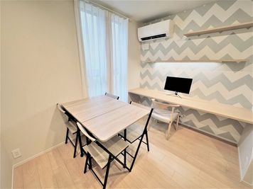 4名掛け机と備え付け机 - Residence G 経堂 Residence G 経堂 J01号室(Office A)の室内の写真