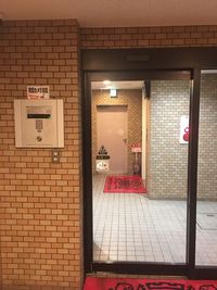 左のパネルの部屋番号を押すキーの下に鍵穴が有り、ドアが開きます。 - Rental Space DECO 御徒町＆新御徒町 ⭕️残り1枠⭕️空き枠⭕️アキバ御徒町8名用⭕️清掃好き限定⭕️の室内の写真