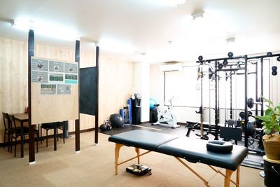 広々スペースでトレーニング！地下鉄長居駅から徒歩5秒！整体台完備 - BMH PERSONAL GYM