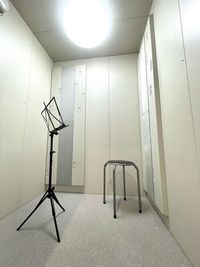 1人用の楽器練習部屋。発声練習にも。譜面台ご利用の場合は事前にご申告をお願いします。 - （株）小阪楽器店 楽器練習スペースの室内の写真