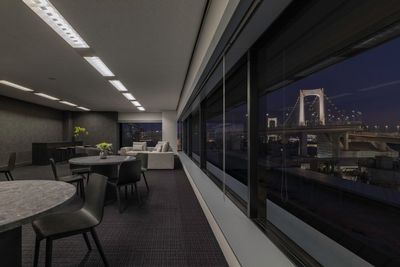 Party Loungeからの夜景 - いいオフィス芝浦byヨコソーレインボータワー 多機能型コワーキングスペースの室内の写真