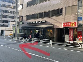 【スターバックスコーヒー】を通り過ぎます。 - ザ・スペース新宿南口 レンタルスペースCのその他の写真