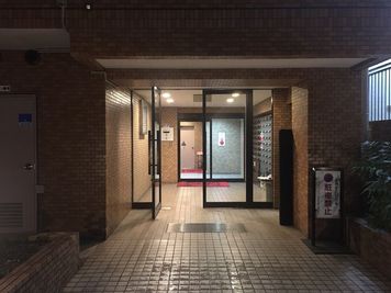 施設のエントランス部。防犯モニター設置で安心です。 - Rental Space DECO 御徒町＆新御徒町 🌈1名キレイ好き女性限定✨遮光スクリーンの室内の写真