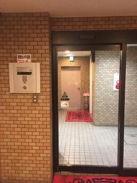 左のパネルの部屋番号を押すキーの下に鍵穴が有り、ドアが開きます。 - Rental Space DECO 御徒町＆新御徒町 🌈1名キレイ好き女性限定✨遮光スクリーンの室内の写真