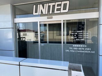 ソシアルビル左側階段上がり
奥側。AGUさんとなりです。 - ソシアルビル2階　「UNITED Sports Academy」 2024年12月オープンのレンタルスタジオ！の入口の写真