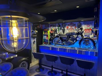 駅チカ！大人の隠れ家的なバー、店内にはバイクや工具がオシャレにディスプレイ！照明も調整出来るので撮影に最適！ - "Gg" TOOLS BAR KEIYO BAY