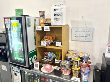 ミニコンビニも充実しておりますので、是非ご利用ください。 - KSA Works モニター・ホワイトボード完備 / KSA Works会議室の室内の写真