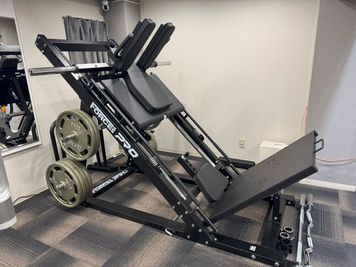 ハックスクワットマシン - ステップイン南森町3階 TakeFit　大阪南森町の室内の写真