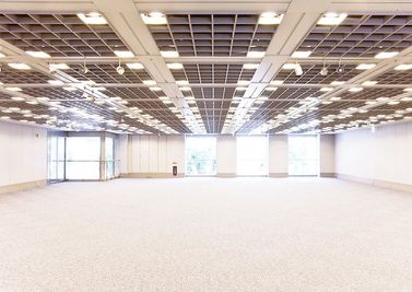 2FホールCは開放感ある窓を備えた330㎡・天井高2.7mの会場。無柱な空間で様々なご希望にお応えしやすい空間となっています。 - サンライズビル大阪 イベントホールA・B・C