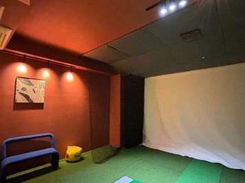 TrackManiO右打席、デザイナーズ内装 - The Golf House 三田・田町の室内の写真