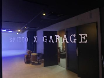 STUDIO X GARAGE 都内大型白ホリスタジオの室内の写真