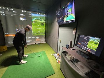 右打席は自分の練習に集中できる環境 - The Golf House 京橋八丁堀の室内の写真