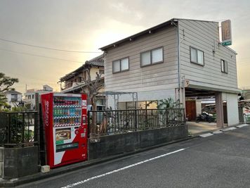 外観写真です。根津英子きもの学院と記載された看板のある建物が当スペースになります。 - 根津英子きもの学院 フリースペースの外観の写真