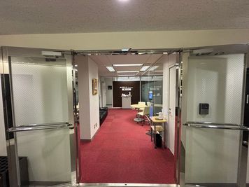 エレベーターの３階の目の前 - 茅場町駅前　貸し会議室 貸し会議室の入口の写真