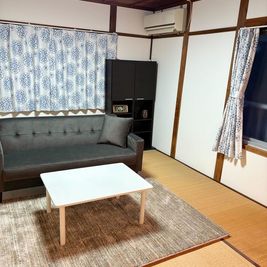 12.39㎡のお部屋2畳ほどのお部屋風セットたたみ部屋のため和風セットに模様替えも可能机などの和風備品あり◎ - Km studioの室内の写真