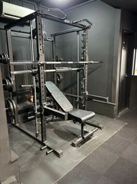 wildfit社製のスミスパワーラックです。最大重量１２０ｋｇ！ - クリアデイパーソナル パーソナルトレーニングジムの設備の写真