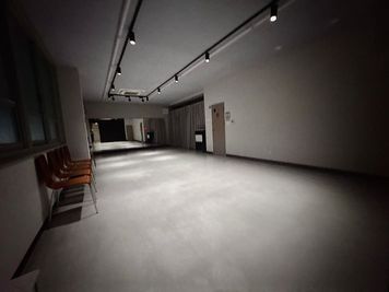 約65㎡の広々とした空間 -  REISEN SALON ( 冷泉サロン )  REISEN SALON (冷泉サロン)【 ｲﾍﾞﾝﾄ使用 】の室内の写真