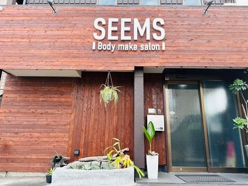 レンタルスタジオは当店の１階奥となります。 - SEEMS｜Body make salon｜レンタルスタジオ 【レンタルスタジオ】スピーカー・大型鏡付きの室内の写真