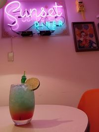 Sunset DINER 80's.90'sを想像させるアメリカンダイナーの室内の写真