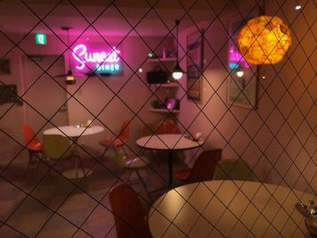 Sunset DINER 80's.90'sを想像させるアメリカンダイナーの室内の写真