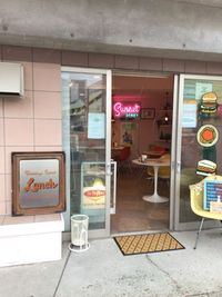 Sunset DINER 80's.90'sを想像させるアメリカンダイナーの室内の写真