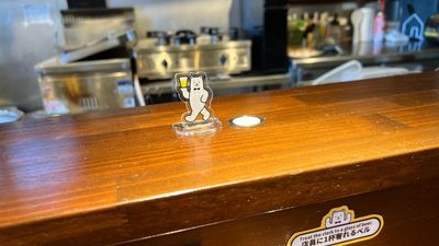 ビールを下から照らすビアライト
なにかを下から照らしたい時に使用できます - PERFECT BEER KITCHEN 西荻窪 宣材写真・撮影向き飲食店の設備の写真