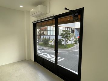 今泉ポップアップストア 路面店でポップアップストアの室内の写真