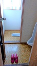 母屋の中。汲み取り式トイレです。 - みどう貸切キャンプ場の室内の写真