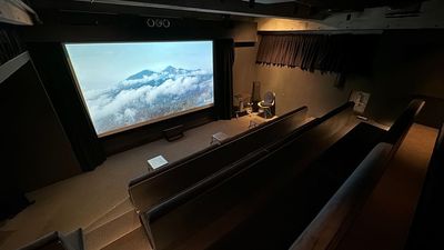 165インチの大スクリーン - Theater SPROUT(シアタースプラウト) ＜16~20名＞ シアタースプラウトの設備の写真