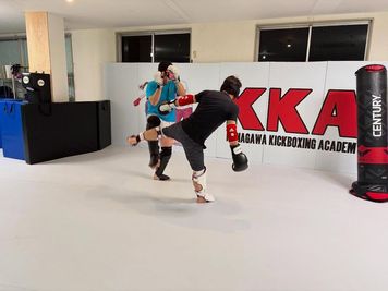 Kanagawa Kickboxing Academy 首都圏最大級のマットスペースのMMA &キックボクシングジムの室内の写真