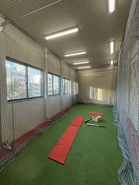 2階
 - INFIELD 室内野球練習場の室内の写真