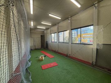 INFIELD 室内野球練習場の室内の写真