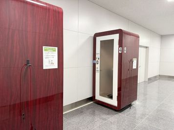 ブース1・2の奥にブース3・4がございます。 - 愛知会議室 セントレア空港テレワークブース テレワークブースNO1の入口の写真