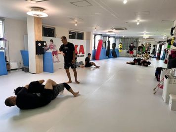 Kanagawa Kickboxing Academy 首都圏最大級のマットスペースのMMA &キックボクシングジムの室内の写真