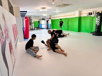 Kanagawa Kickboxing Academy 首都圏最大級のマットスペースのMMA &キックボクシングジムの室内の写真