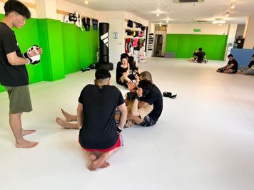 Kanagawa Kickboxing Academy 首都圏最大級のマットスペースのMMA &キックボクシングジムの室内の写真