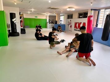 Kanagawa Kickboxing Academy 首都圏最大級のマットスペースのMMA &キックボクシングジムの室内の写真