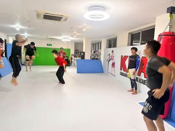 Kanagawa Kickboxing Academy 首都圏最大級のマットスペースのMMA &キックボクシングジムの室内の写真