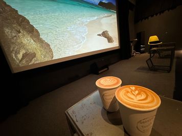 1Fカフェのドリンクが持ち込めます - Theater SPROUT(シアタースプラウト) ＜1~5名＞ シアタースプラウトの設備の写真