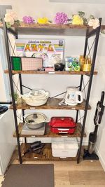 お部屋の奥にラックを置いています。ボーゲーム類はこちらからご自由にお使いください。 - グッドワン心斎橋 グッドワン心斎橋　ToBeFreeの設備の写真