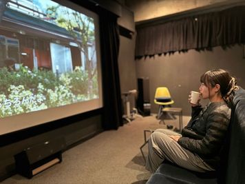 カフェのドリンクを楽しみながらゆっくりと映画を楽しめます！ - Theater SPROUT(シアタースプラウト) ＜11~15名＞ シアタースプラウトの設備の写真