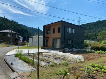 畑・山・道路・川に囲まれているので、室内で騒いでも大丈夫です！ - Fujilog 貸別荘《キッチン・バス・トイレ・洗面・冷蔵庫・レンジ・エアコン》の外観の写真