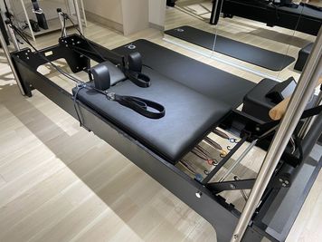 キャフォーマー(リフォーマー仕様) - Pilates Studio Lui 恵比寿店 【レビュー投稿プラン】キャフォーマー・チェア・バレル完備の設備の写真