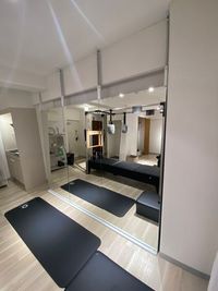 大型鏡(横80㎝×高さ180㎝)×3枚 - Pilates Studio Lui 恵比寿店 【レビュー投稿プラン】キャフォーマー・チェア・バレル完備の設備の写真