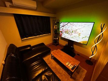 とっても綺麗なホテルライクなお部屋でゆったり映画鑑賞はいかがですか？ - 🎬プレビュールーム日本橋【小伝馬町/馬喰横山】綺麗なスペース 💕プレビュールーム日本橋✨24時間動画鑑賞に超オススメ🎉の室内の写真