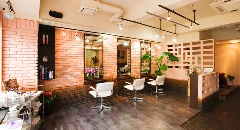 セット面4面、他臨時2面可能。 - Hair＆Make Herz（ハーツ） 面貸しサロン・シェアサロン　の室内の写真